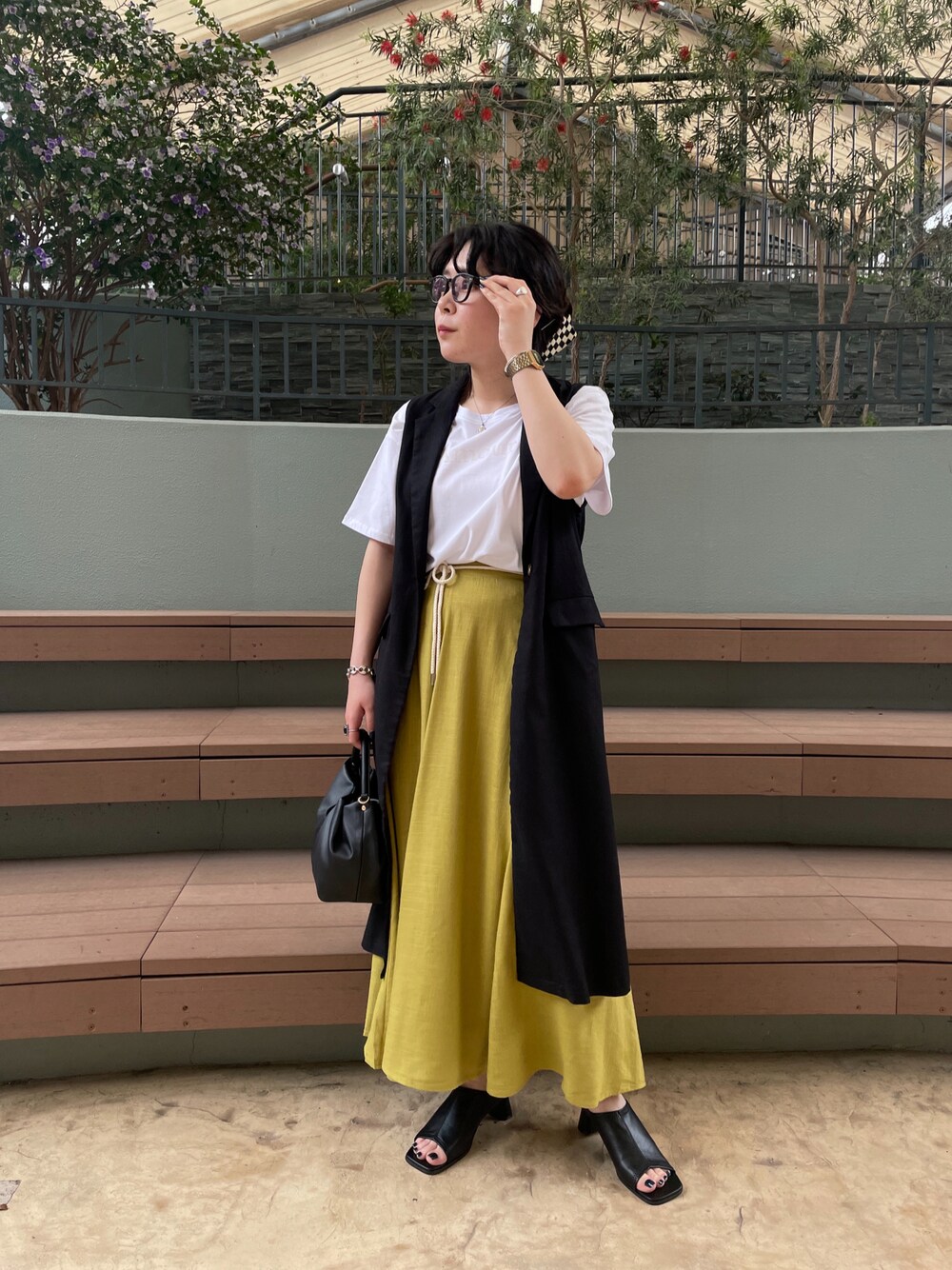 「休日スタイル、大人カジュアル、夏コーデ、大人女子、春コーデ、今日のコーデ、大人コーデ、おしゃれさんと繋がりたい、ゆるコーデ、きれいめカジュアル、低身長、カジュアルコーデ」｜「Chez toiのキャビアビーズロゴT（Tシャツ/カットソー、ホワイト系）」を使った、mayaさん（レディース・155cm）の春コーディネートの1枚目の写真