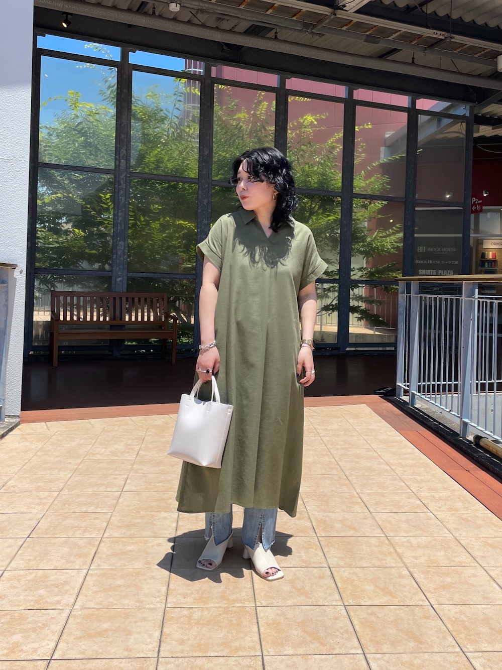「デニム、夏コーデ、ロングワンピース、プチプラ、きれいめカジュアル、大人カジュアル、シンプル、おしゃれさんと繋がりたい、サンダル、パンツスタイル、低身長、プチプラコーデ、シャツスタイル、デニムパンツ、ナチュラル」｜「Chez toiのスキッパーフレンチスリーブシャツワンピース（シャツワンピース、グリーン系）」を使った、mayaさん（レディース・155cm）の夏コーディネートの1枚目の写真