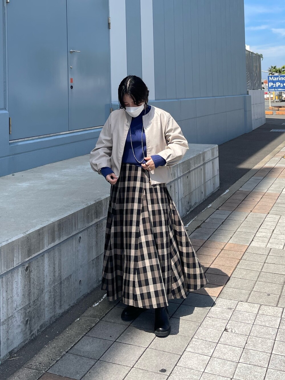 「休日スタイル、プチプラ、ベージュ、秋コーデ、秋先取りコーデ、オトナカワイイ、休日コーデ、秋冬コーデ、いいね、save、フォローお願いします🤑、スカートスタイル、きれいめカジュアル、ギンガムチェック、お仕事コーデ、ootd、スカート」｜「Chez toiの袖口タック合皮ジャケット（ブルゾン、ホワイト系）」を使った、mayaさん（レディース・155cm）の秋コーディネートの1枚目の写真