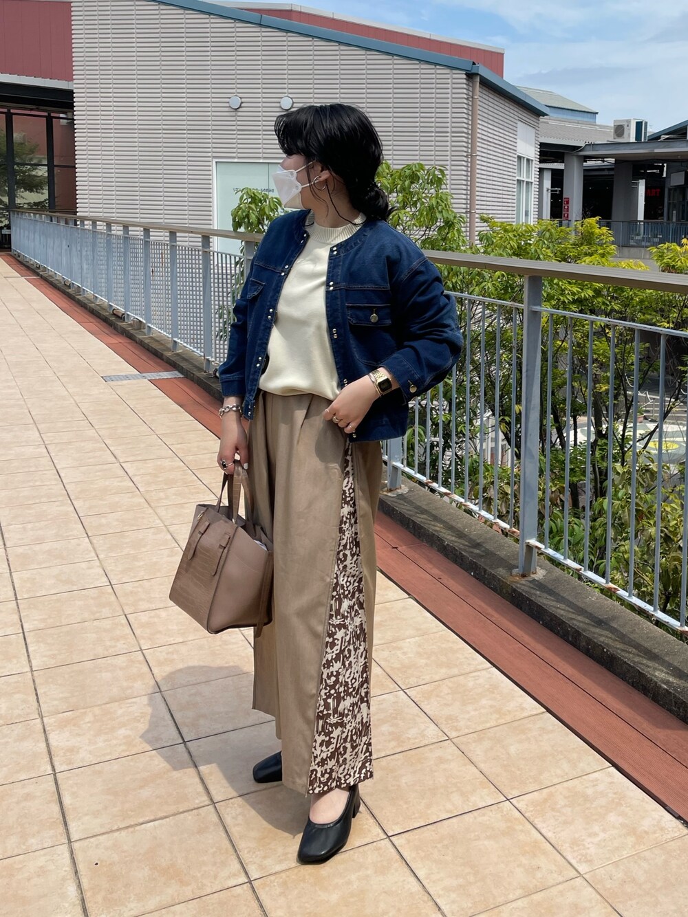 「プチプラ、ハンドバッグ、大人カジュアル、秋服準備はじめました、休日スタイル、お出かけコーデ、今日のコーデ、パンツスタイル、キレイめコーデ、休日コーデ、おしゃれさんと繋がりたい、プチプラコーデ、秋のコーデ、低身長女子、お洒落さんとつながりたい」｜「Chez toiのゴールドフックノーカラーGジャン（デニムジャケット、ブルー系）」を使った、mayaさん（レディース・155cm）の夏コーディネートの1枚目の写真
