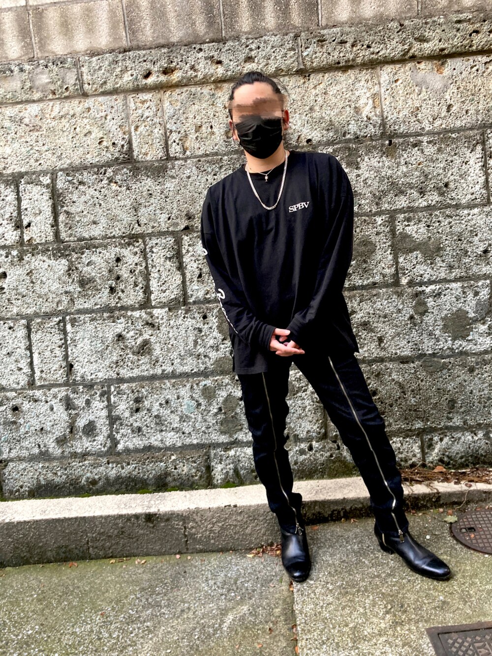 ブラック系のTシャツ/カットソー、ブラック系のデニムパンツ、ブラック系のブーツを着用したメンズの夏コーディネートの1枚目の写真