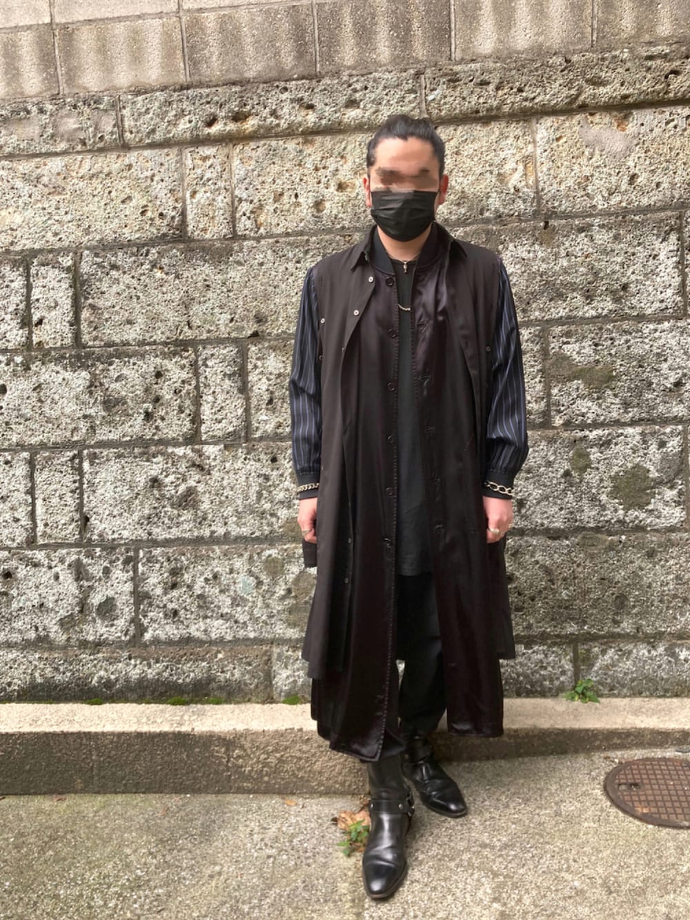 ブラック系のTシャツ/カットソー、ブラック系のその他アウター、ブラック系のシャツ/ブラウスを着用したメンズの秋コーディネートの1枚目の写真