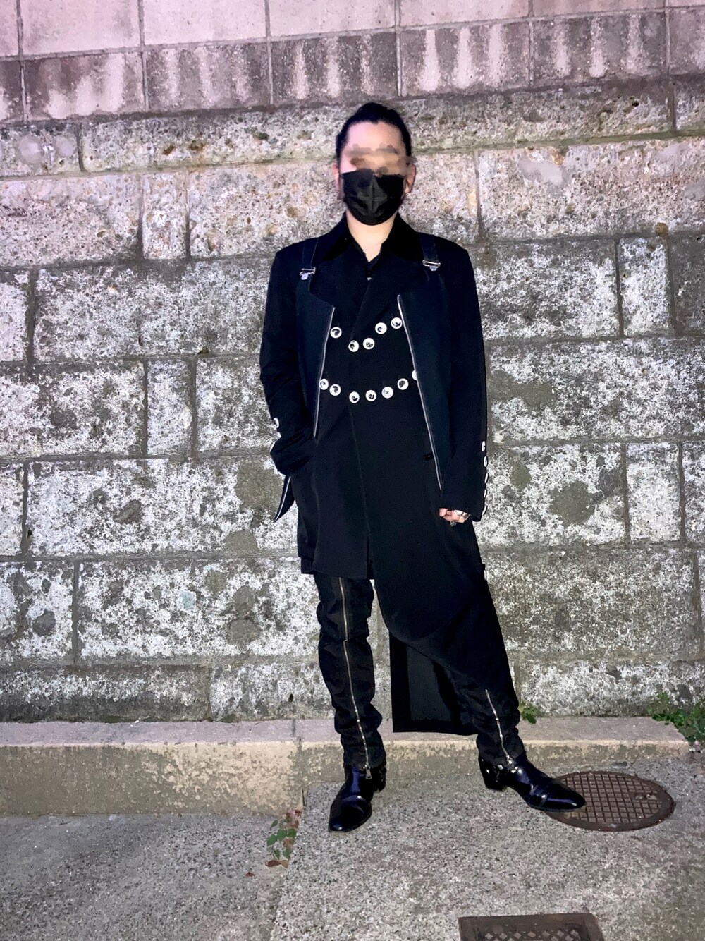 ブラック系のシャツ/ブラウス、ブラック系のその他アウター、ブラック系のベストを着用したメンズの冬コーディネートの1枚目の写真