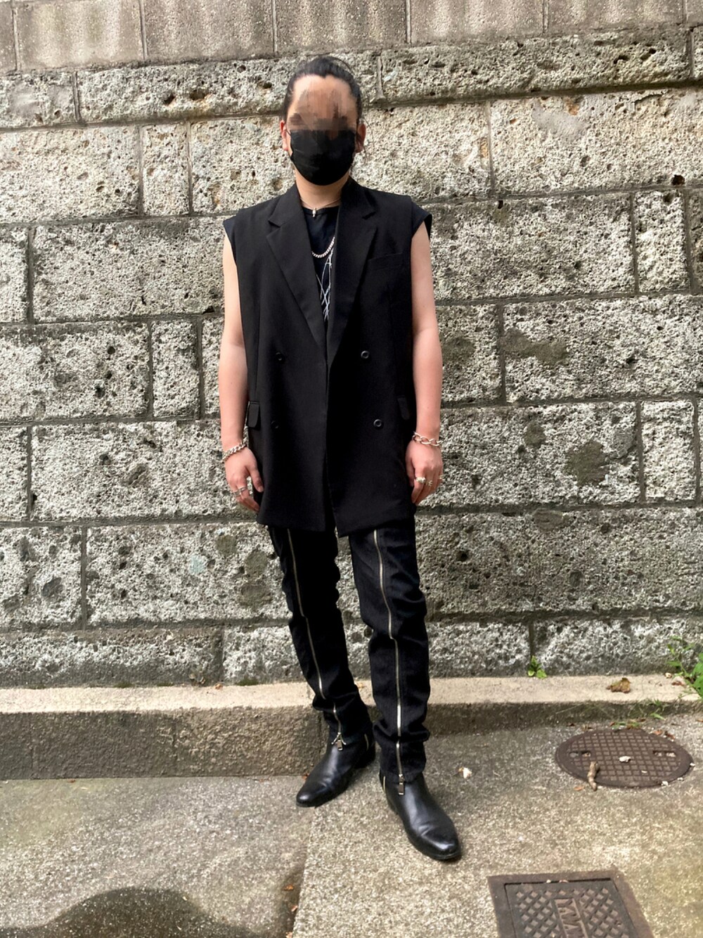 ブラック系のTシャツ/カットソー、ブラック系のベスト、ブラック系のデニムパンツを着用したメンズの夏コーディネートの1枚目の写真