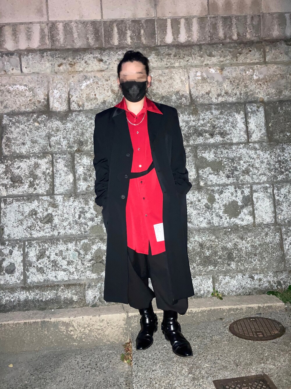 レッド系のシャツ/ブラウス、ブラック系のチェスターコート、ブラック系のチノパンツを着用したメンズの冬コーディネートの1枚目の写真
