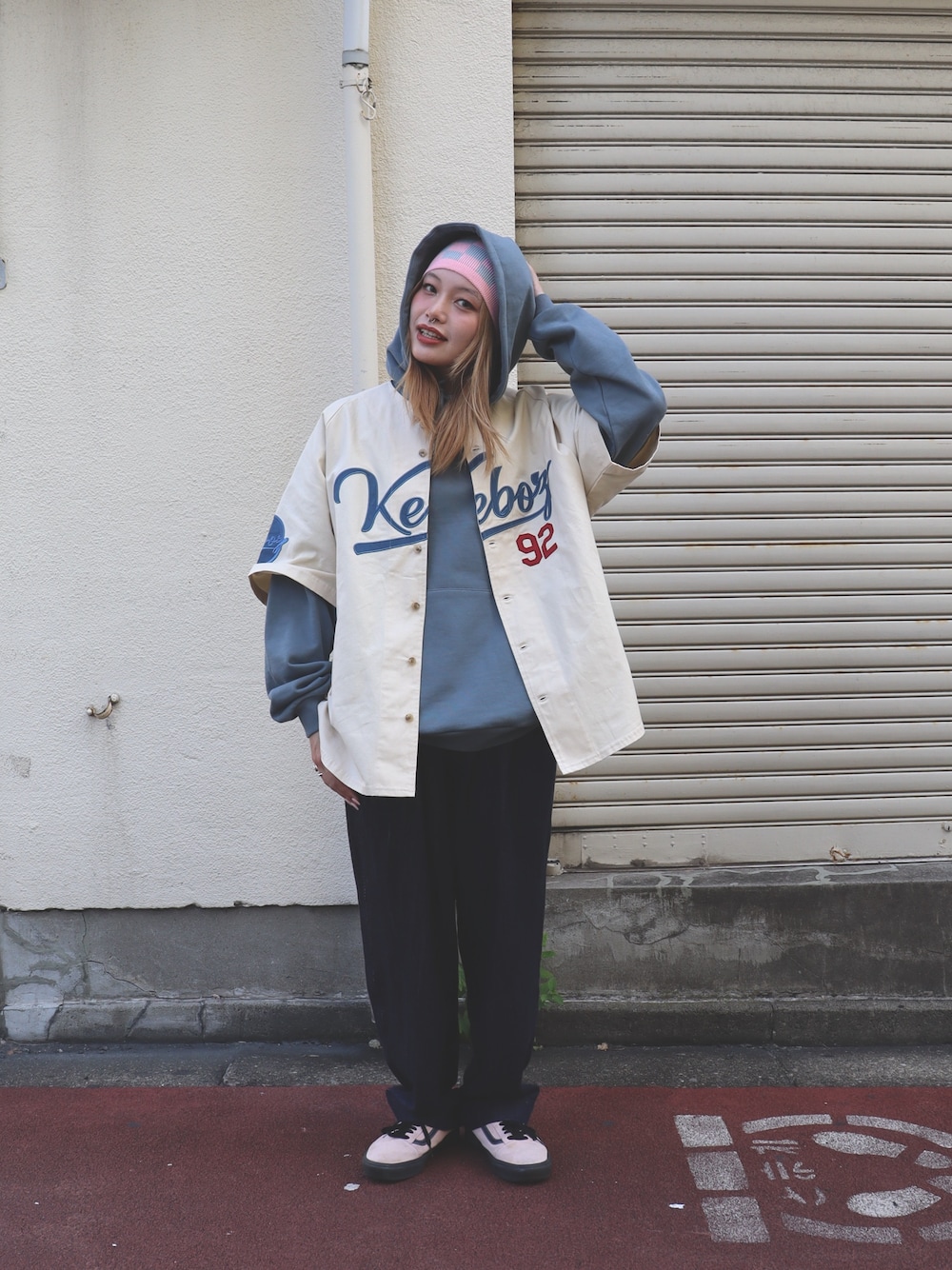 「KEBOZのCHECKERBOARD BEANIE（ニットキャップ/ビーニー、ピンク系）」を使った、mayaさん（レディース・169cm）の秋コーディネートの1枚目の写真