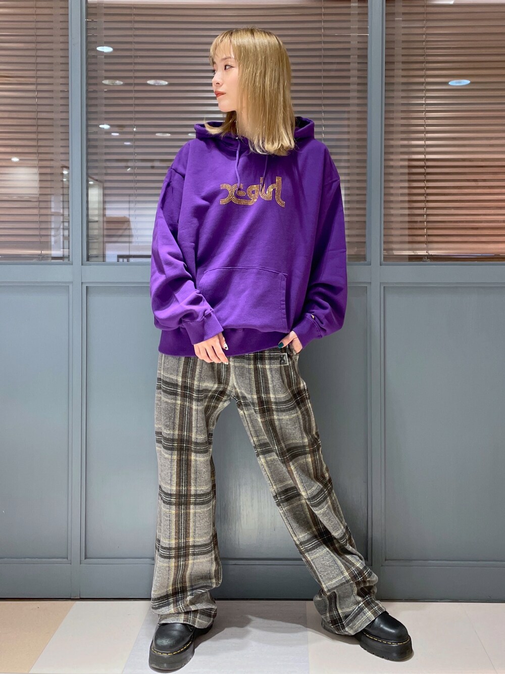「xgirl、xgirljp、Xgirl_ootd、xgirl ootd、x-girl、エックスガール、XLARGE、XLARGE®、xlarge、xlarge＿snap、エクストララージ」｜「X-girlのRHINESTONE LOGO SWEAT HOODIE（パーカー、パープル系）」を使った、蛭田彩華さん（レディース・161cm）の冬コーディネートの1枚目の写真