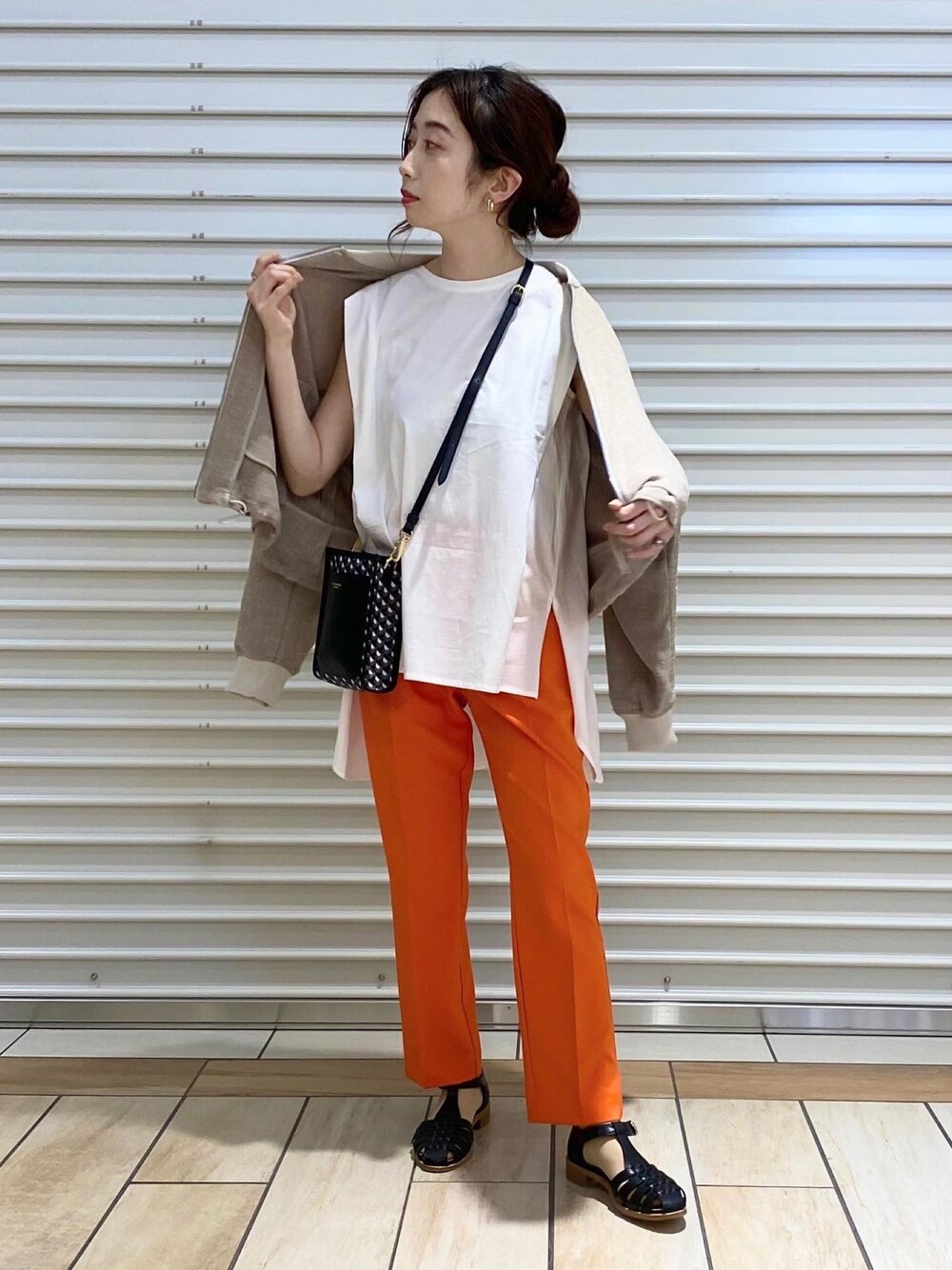 「休日スタイル、梅雨コーデ、グルカサンダル、カラーパンツ、スマホポシェット、ブルゾン、カラー×コーデ、オトナカジュアル、ジネスエスパル仙台店、仙台、エスパル仙台、フォローミー、いいね、save、フォローお願いします🤑、いいね返し、インスタフォローしてね！」｜「Chiaki Katagiriのアイテム（サンダル、ブラック系）」を使った、Meguさん（レディース・158cm）の夏コーディネートの1枚目の写真