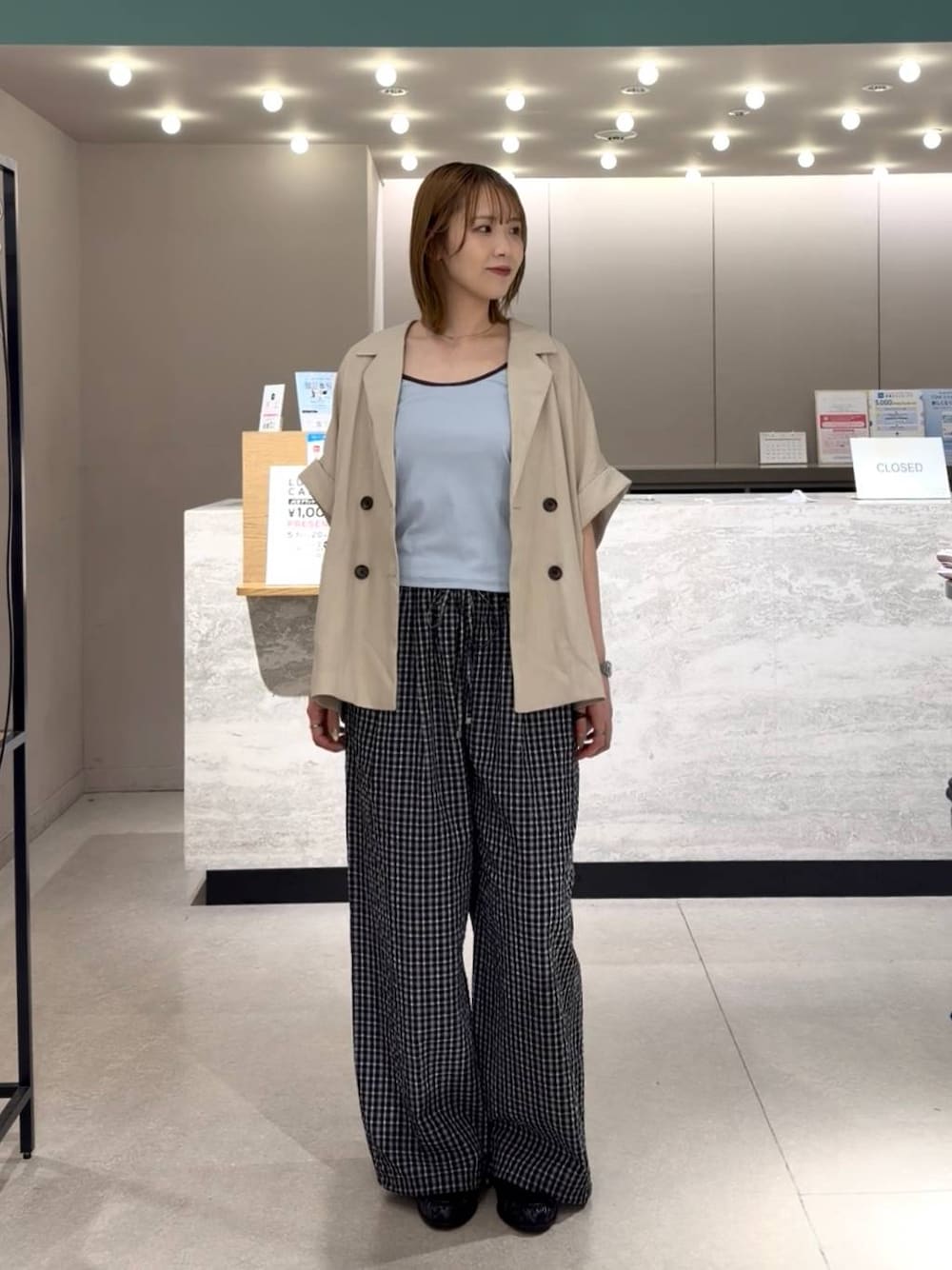 ホワイト系のテーラードジャケット、ブラック系のローファー、ブルー系のTシャツ/カットソーを着用したレディースの春コーディネートの1枚目の写真