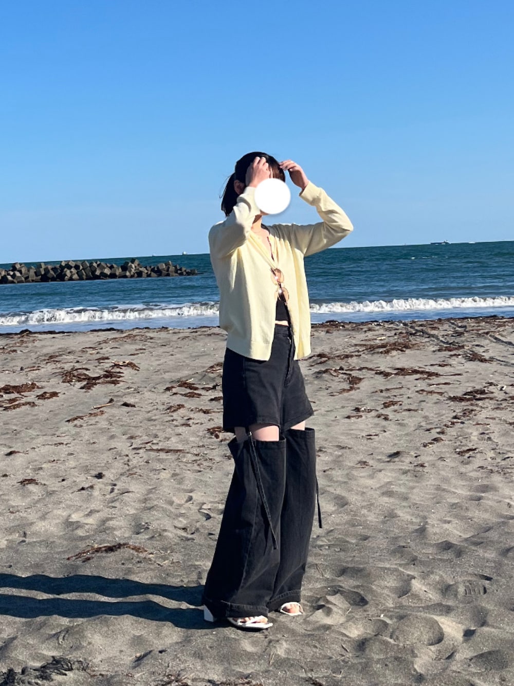 「GRLのアイテム（デニムパンツ、ブラック系）」を使った、rinさん（レディース・155cm）の春コーディネートの1枚目の写真
