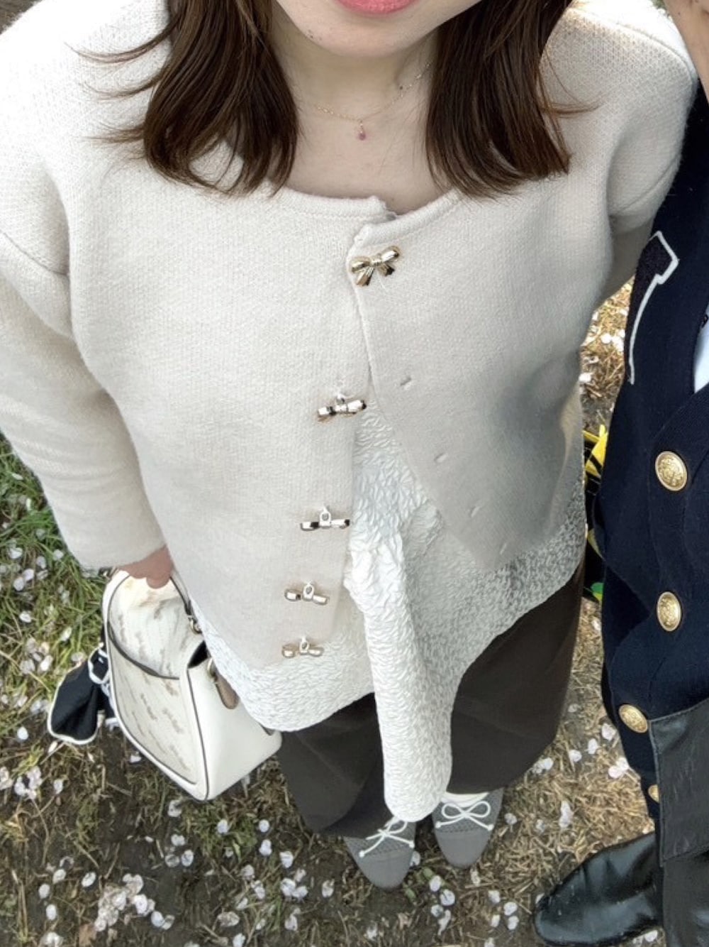 「Girly Dollのリボン釦ニットカーディガン（カーディガン/ボレロ、ベージュ系）」を使った、rinさん（レディース・155cm）の春コーディネートの1枚目の写真