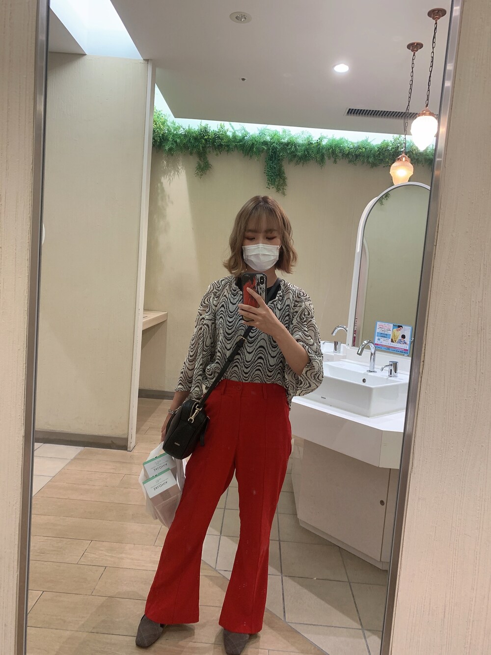 「秋コーデ、秋服準備はじめました、低身長女子、ショルダーバッグ、JEANASiS、furla、LANVIN en Bleu、LANVIN」｜「JEANASISのバックスリットフレアパンツ/216935（その他パンツ、レッド系）」を使った、NANAMIさん（レディース・155cm）の秋コーディネートの1枚目の写真