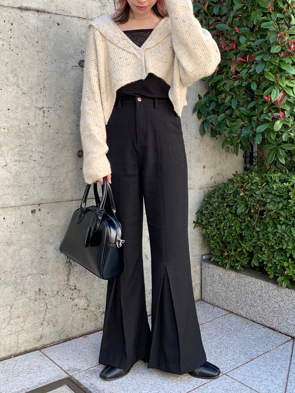 「シンプルコーデ、パンツスタイル、モノトーンコーデ、スラックス、フレアパンツ、ラングラー、Kastane、ニット、大人女子、カーディガン、襟付きトップス」｜「Kastaneのクロシェット付ボストンバッグ（ボストンバッグ、ブラック系）」を使った、miyabiさん（レディース・160cm）の冬コーディネートの1枚目の写真