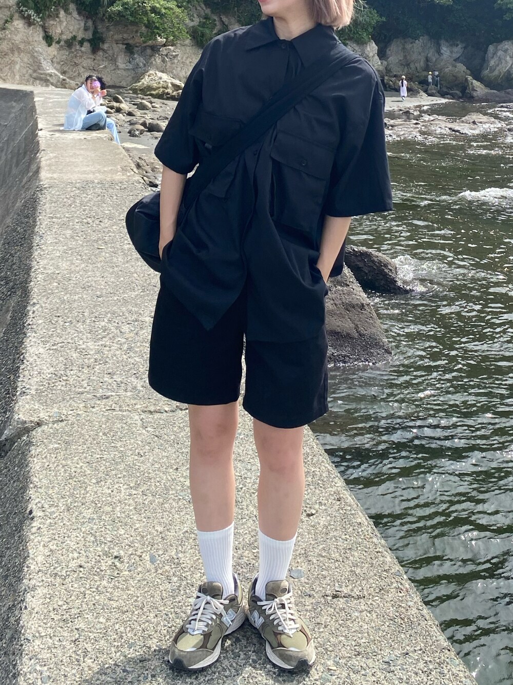 「ootd、スニーカーコーデ、シティーボーイ、セットアップ、ニューバランス、メンズライク、パンツスタイル、ハーフパンツ、お洒落さんとつながりたい、ラクチンコーデ、ショルダーバッグ」｜「BROKEN BASEのビッグシルエットサファリシャツ（シャツ/ブラウス、ブラック系）」を使った、ささん（レディース・164cm）の夏コーディネートの1枚目の写真