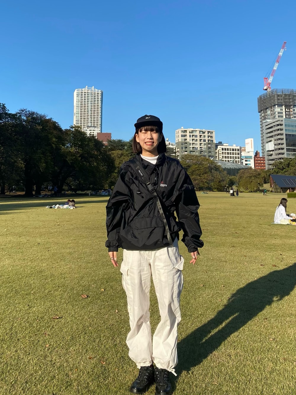 「ファッションを楽しもう、秋服、テックウェア、ウィンドブレーカー、ナイロンジャケット、カーゴパンツ、古着、moussy、SALOMON、ootd、タートルネック、おしゃれさんと繋がりたい、ゆるコーデ」｜「OBEYのOBEY/オベイ　エステルリップ ロゴプリント入り ジェットキャップ（キャップ、ブラック系）」を使った、ささん（レディース・164cm）の秋コーディネートの1枚目の写真