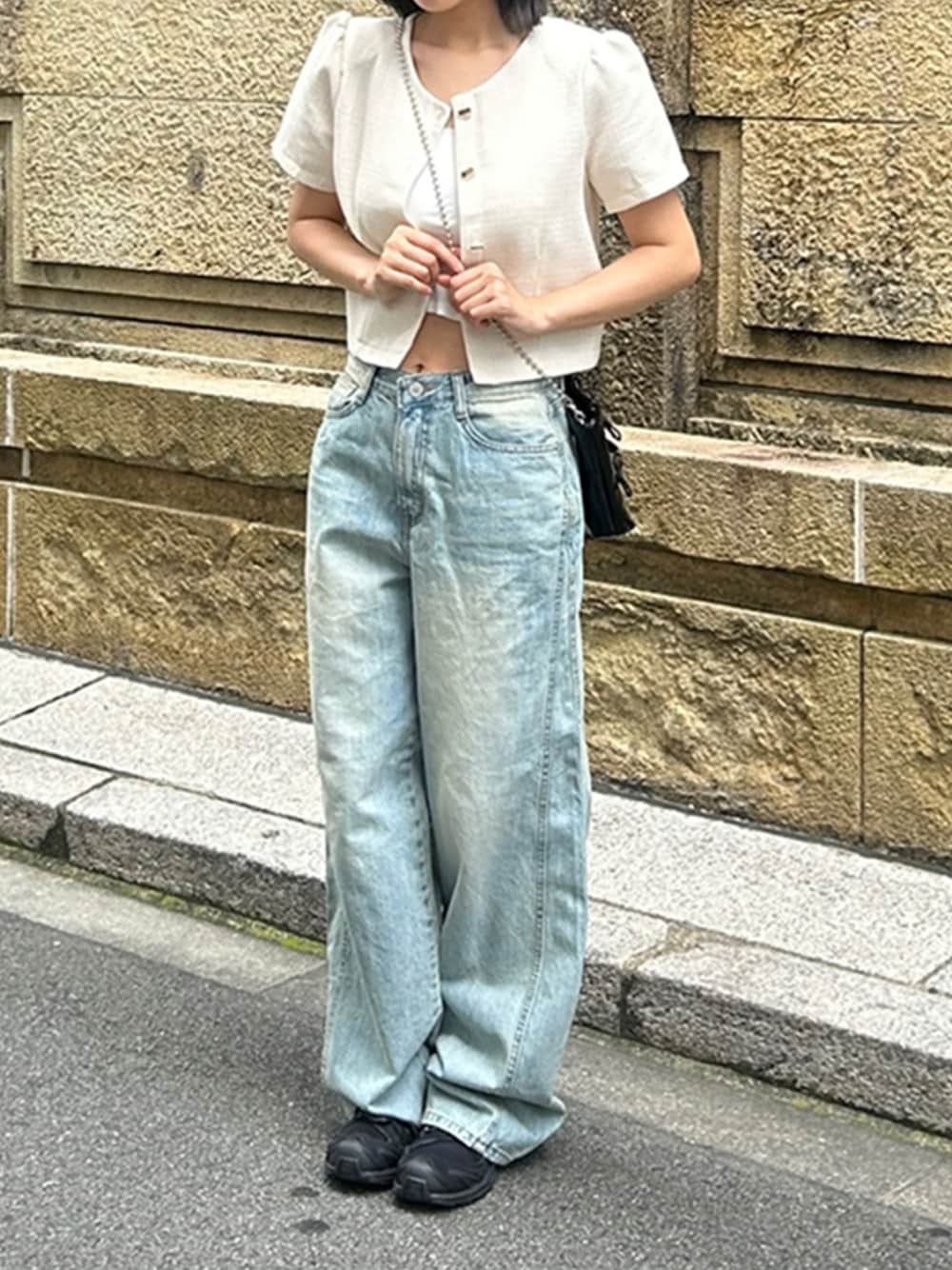 ブルー系のデニムパンツ、ホワイト系のシャツ/ブラウスを着用したレディースの夏コーディネートの1枚目の写真