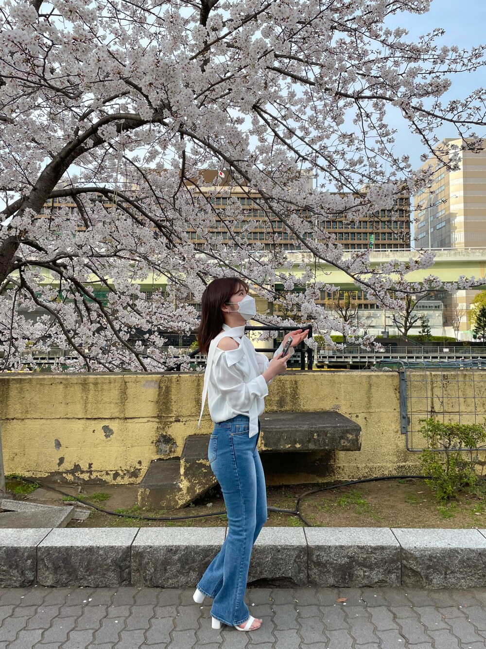 「girl、spring、春コーデ、桜、花見コーデ、お花見コーデ、韓国ファッション、韓国ブランド、通販ブランド、bymunir、ファッションの力を信じよう、おしゃれさんと繋がりたい」｜「by muni:rのエレガントなスカーフブラウス（シャツ/ブラウス、ホワイト系）」を使った、by muni:r  staffさん（レディース・158cm）の春コーディネートの1枚目の写真