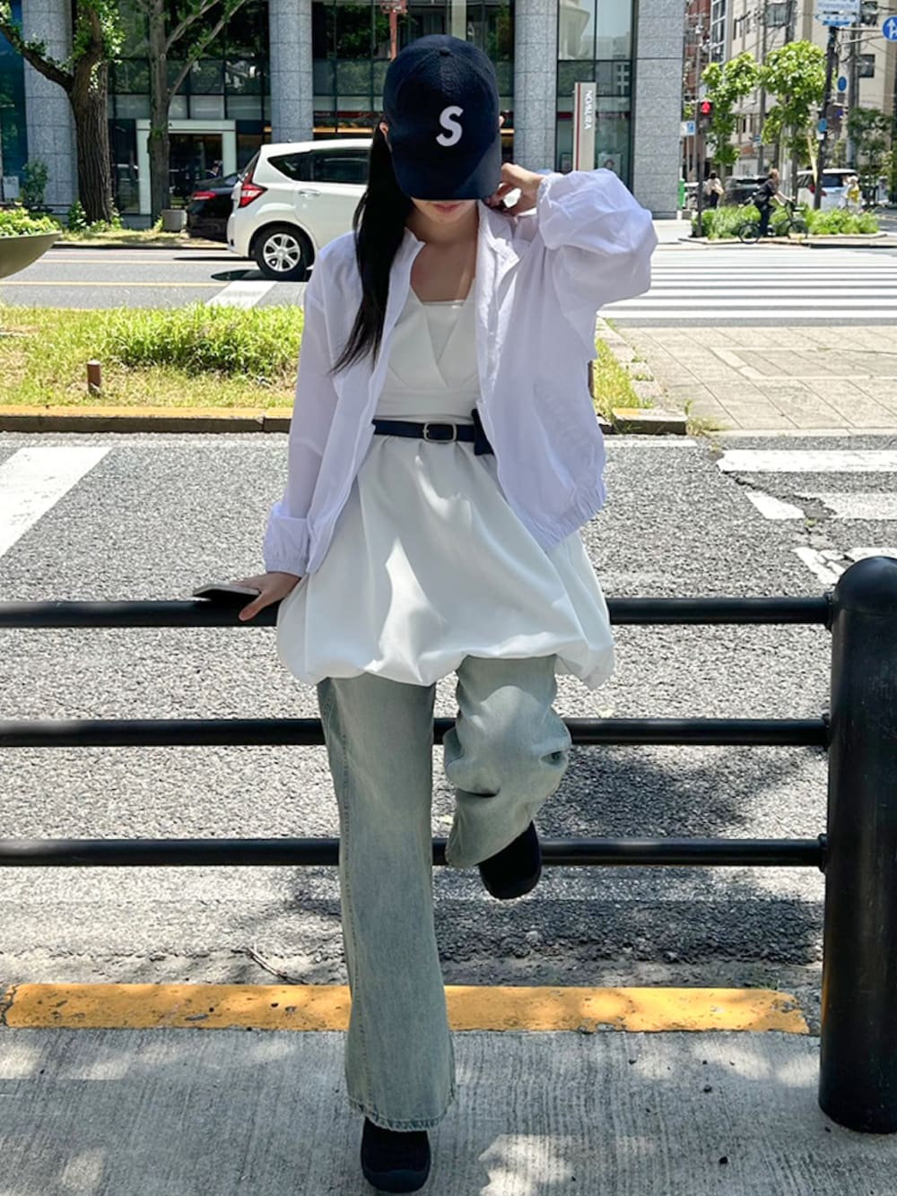 ホワイト系のノーカラージャケット、ホワイト系のワンピース、ブルー系のデニムパンツを着用したレディースの夏コーディネートの1枚目の写真