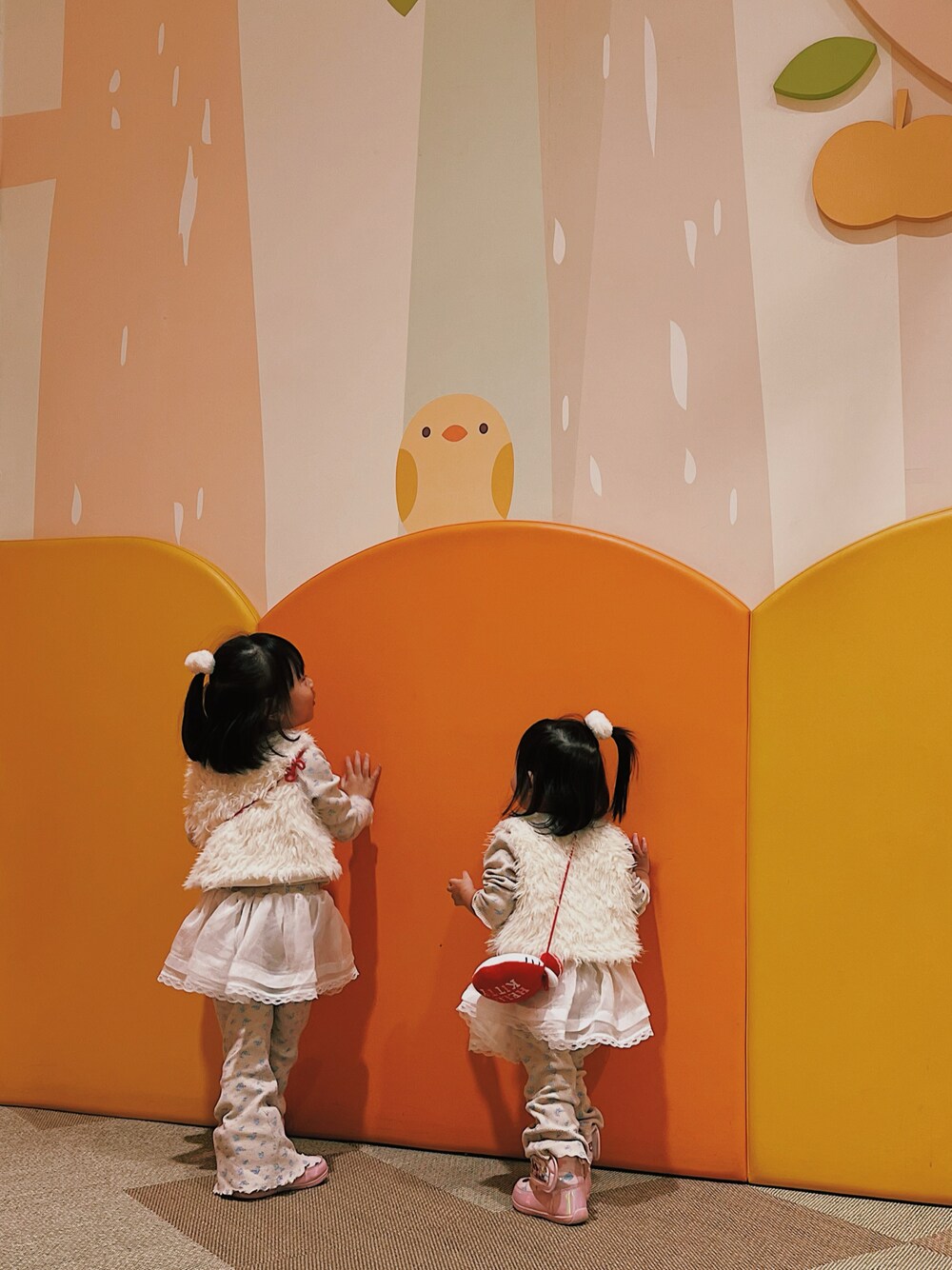 「キッズファッション、キッズコーデ、女の子コーデ、姉妹コーデ、リンクコーデ、おそろいコーデ、休日スタイル、休日コーデ、お出かけコーデ、プチプラ、プチプラコーデ、春色、春めき満開コーデ、セットアップ、バースデイ」｜「H&Mのアイテム（ベスト、ホワイト系）」を使った、terukoさん（キッズ・100cm）の春コーディネートの1枚目の写真