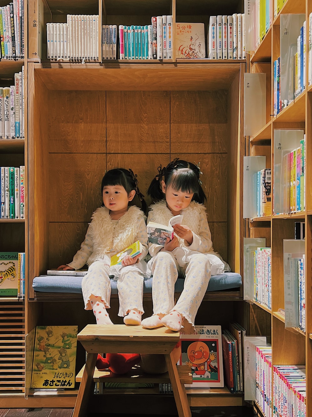「キッズファッション、キッズコーデ、女の子コーデ、姉妹コーデ、休日スタイル、休日コーデ、お出かけコーデ、プチプラ、プチプラコーデ、春コーデ、春めき満開コーデ、セットアップ、バースデイ、西松屋」｜「H&Mのアイテム（ベスト、ホワイト系）」を使った、terukoさん（キッズ・100cm）の春コーディネートの1枚目の写真