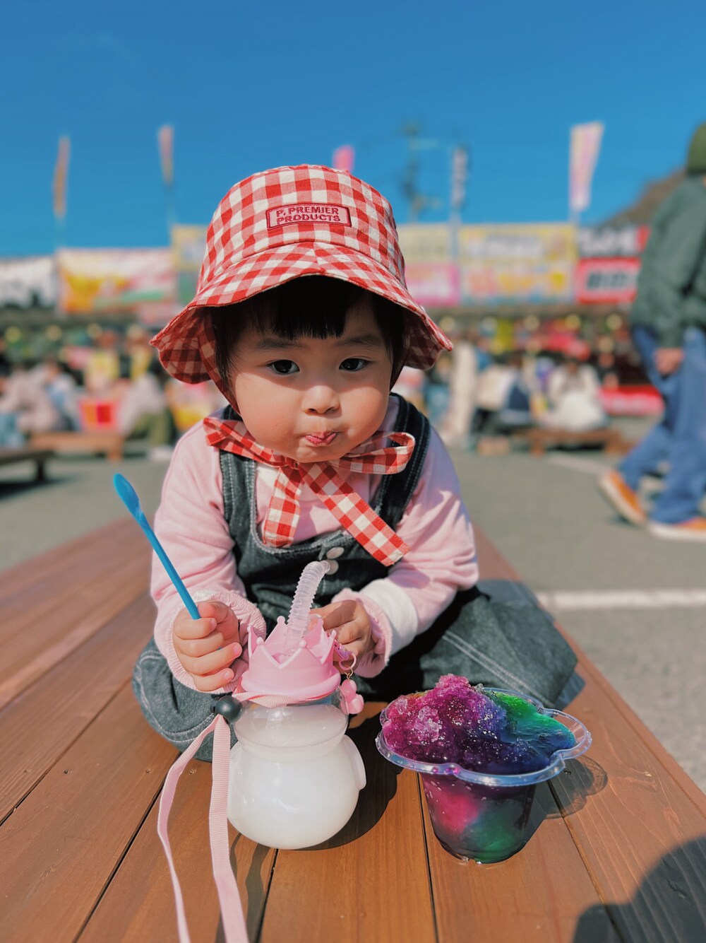 「女の子コーデ、姉妹コーデ、リンクコーデ、おそろいコーデ、休日スタイル、休日コーデ、お出かけコーデ、プチプラ、プチプラコーデ、春コーデ、春めき満開コーデ、チェック、リボン、オーバーオール、しまむら」｜「p.premierの２WAYリボン付きお花みたいなギンガムチェックハット（ハット、レッド系）」を使った、terukoさん（キッズ・100cm）の春コーディネートの1枚目の写真