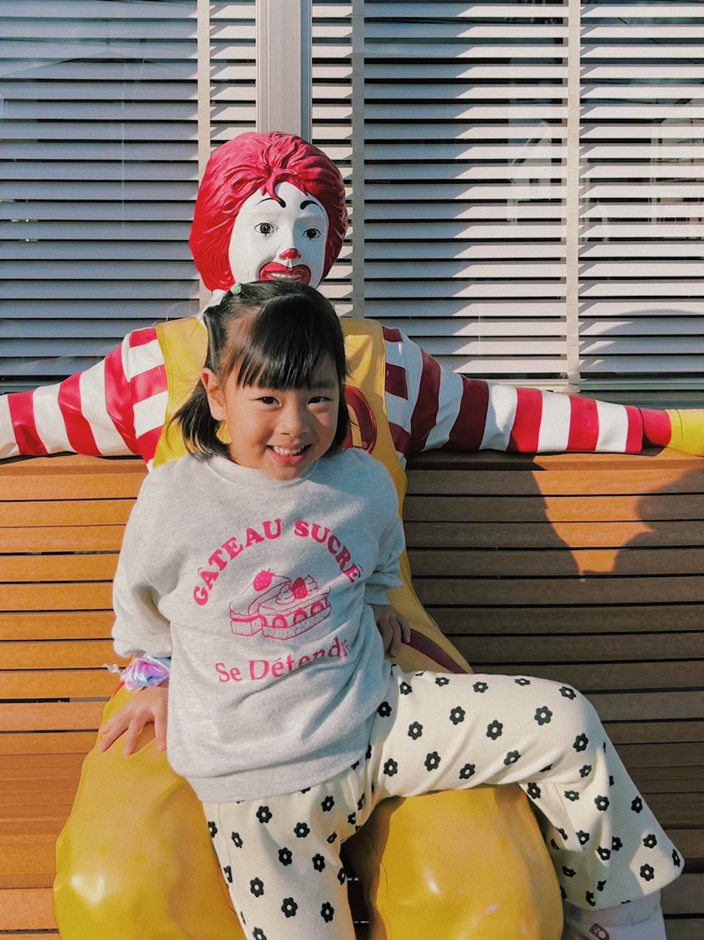 「キッズファッション、キッズコーデ、女の子コーデ、姉妹コーデ、リンクコーデ、おそろいコーデ、休日スタイル、休日コーデ、お出かけコーデ、プチプラ、プチプラコーデ、春色、春めき満開コーデ、スウェット、ワイドパンツ」｜「BRANSHESのアイテム（スウェット、グレー系）」を使った、terukoさん（キッズ・100cm）の春コーディネートの1枚目の写真