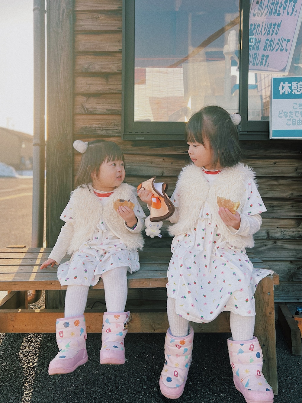 「キッズファッション、キッズコーデ、女の子コーデ、姉妹コーデ、リンクコーデ、保育園コーデ、お出かけコーデ、休日コーデ、休日スタイル、プチプラ、プチプラコーデ、ワンピース」｜「pairmanonの【綿100%】総柄プリント ペプラムワンピース（ワンピース、ホワイト系）」を使った、terukoさん（キッズ・100cm）の冬コーディネートの1枚目の写真