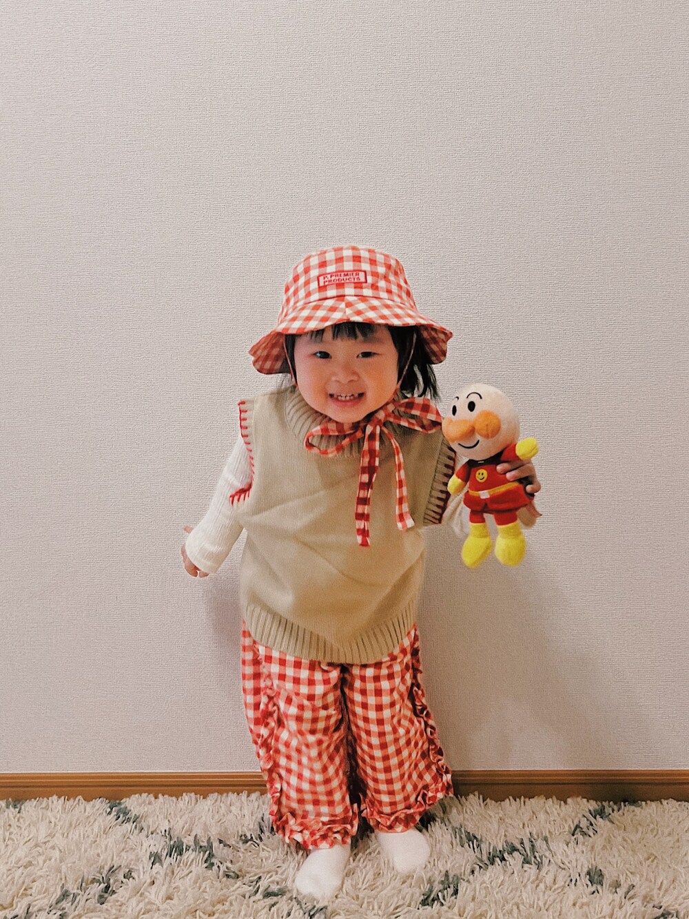 「キッズファッション、キッズコーデ、女の子コーデ、姉妹コーデ、お出かけコーデ、プチプラ、チェックパンツ、真冬のあったかスタイル」｜「p.premierのギンガムチェックフリルパンツ（その他パンツ、レッド系）」を使った、terukoさん（キッズ・100cm）の冬コーディネートの1枚目の写真