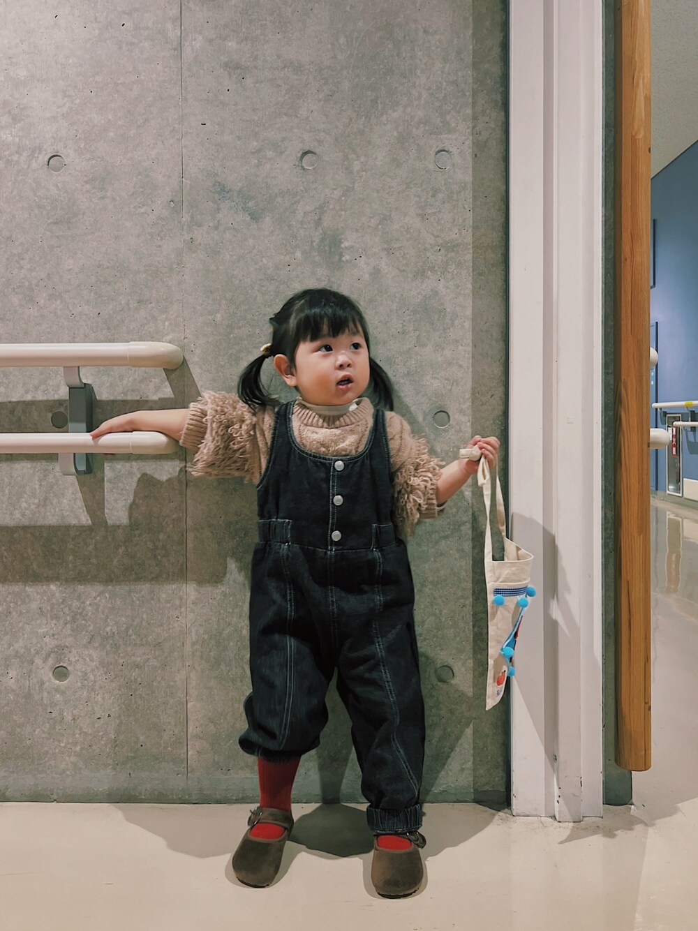「キッズファッション、キッズコーデ、女の子コーデ、姉妹コーデ、リンクコーデ、休日スタイル、休日コーデ、プチプラ、プチプラコーデ、春色、春コーデ、春めき満開コーデ、オーバーオール、靴下」｜「しまむらのアイテム（サロペット/オーバーオール、ブラック系）」を使った、terukoさん（キッズ・100cm）の春コーディネートの1枚目の写真
