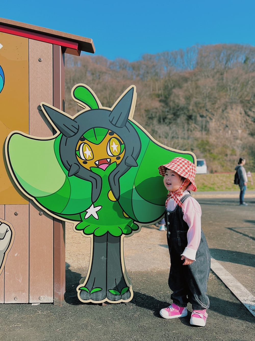 「女の子コーデ、姉妹コーデ、リンクコーデ、おそろいコーデ、休日スタイル、休日コーデ、公園スタイル、公園コーデ、プチプラ、プチプラコーデ、春コーデ、春めき満開コーデ、チェック、リボン、しまむら」｜「しまむらのアイテム（サロペット/オーバーオール、ブラック系）」を使った、terukoさん（キッズ・100cm）の春コーディネートの1枚目の写真