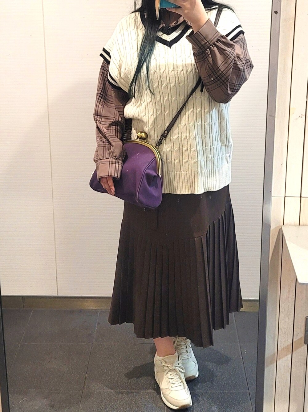 「秋のコーデ、チェックシャツ、ブラウンコーデ、学生風、ベスト、ロングスカート、休日スタイル、休日コーデ、スニーカーコーデ、長袖シャツ、低身長、ぽっちゃり」｜「しまむらのアイテム（ベスト、ホワイト系）」を使った、NYANOさん（レディース・154cm）の秋コーディネートの1枚目の写真