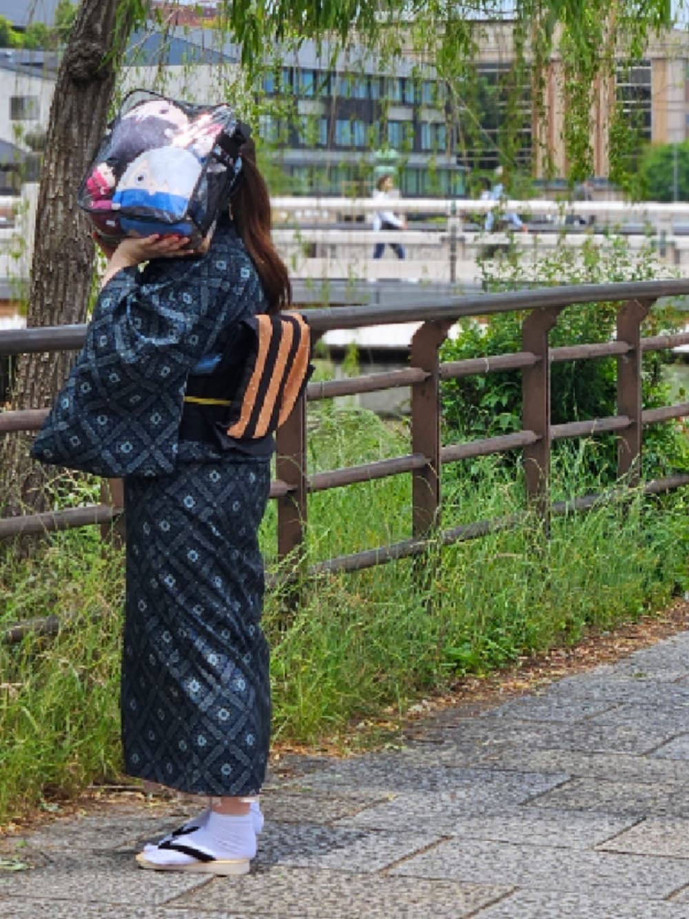 「お出かけコーデ、オトナカワイイ、バウンドコーデ、ゲゲゲの鬼太郎、映画村、着物、着物コーデ、着物女子、イメージコーデ、低身長、草履、ゲ謎、春コーデ、オトナ女子、低身長コーデ」｜「KYOETSUのスポンジ底雪駄（和装小物、ブラック系）」を使った、NYANOさん（レディース・154cm）の夏コーディネートの1枚目の写真