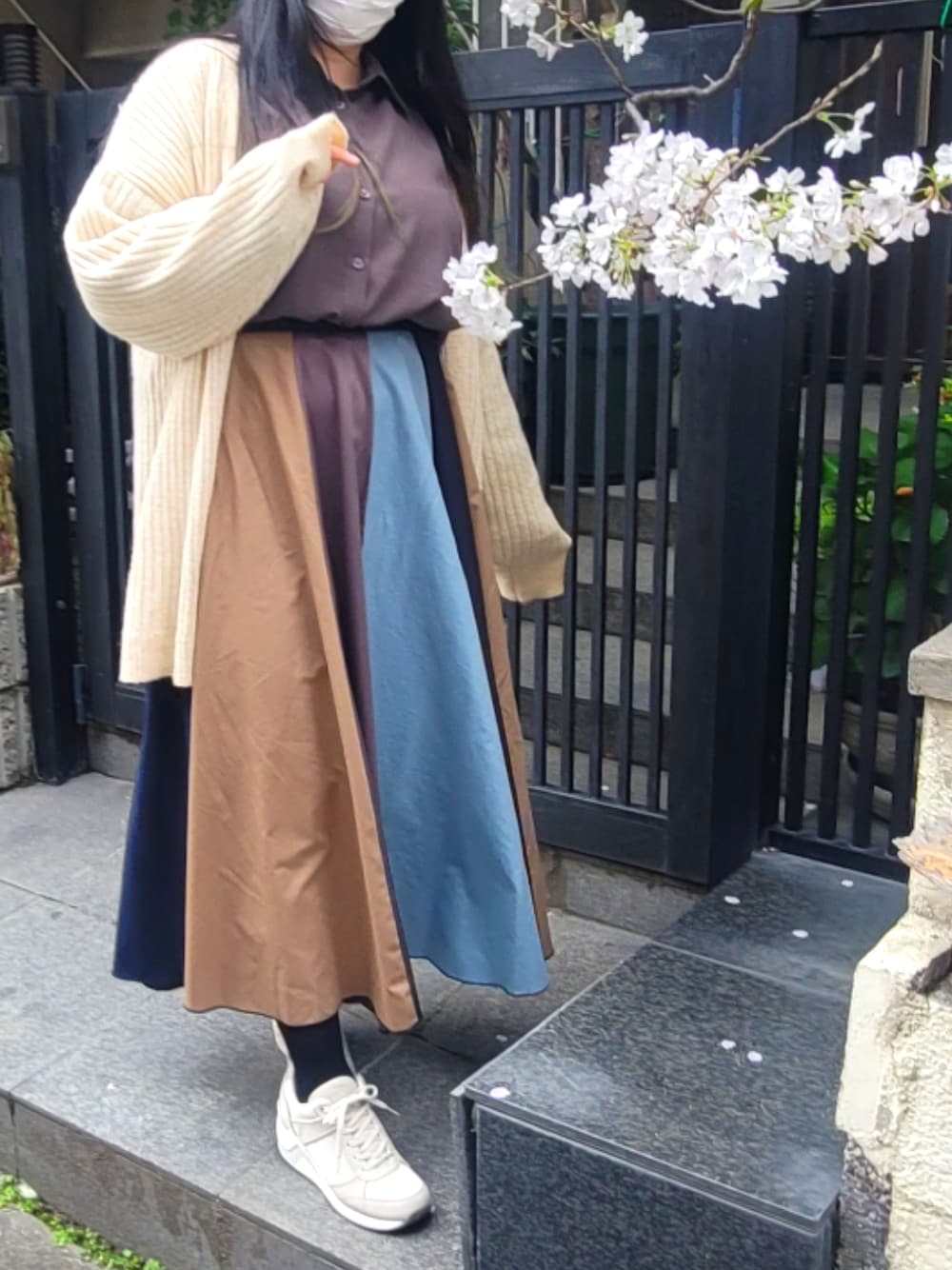 「春コーデ、休日スタイル、おでかけコーデ、パステル映える春、春服みてみて、低身長コーデ、白スニーカー、カーディガン、桜、お花見、お花見コーデ、きれいめカジュアル、パッチワークスカート、大人女子、ロングスカート」｜「SKECHERSのSKECHERS スケッチャーズ MILLION-ELEVATING GIRL レディーススニーカー(ミリオンエレベーティングガール) 155237（スニーカー、ホワイト系）」を使った、NYANOさん（レディース・154cm）の春コーディネートの1枚目の写真