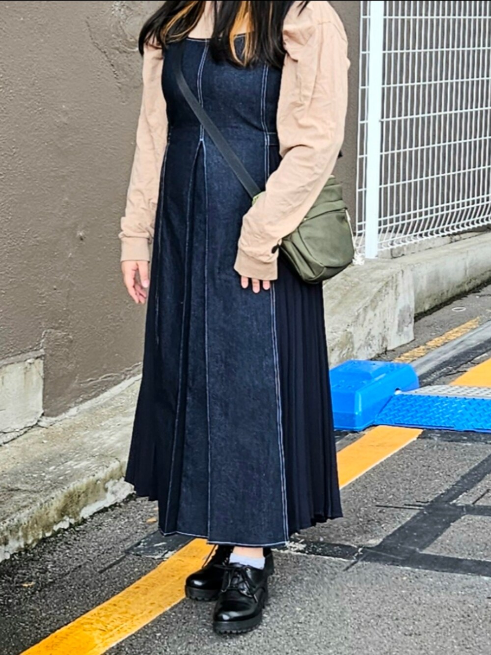 「オトナカジュアル、カジュアルコーデ、今日のコーデ、秋、秋服準備はじめました、シンプル、ジャンパースカート、デニムコーデ、大人かわいい、grove、低身長、初秋コーデ、ロングスカート、厚底ローファー、革靴」｜「AEON STYLEのアイテム（その他シューズ、ブラック系）」を使った、NYANOさん（レディース・154cm）の秋コーディネートの1枚目の写真