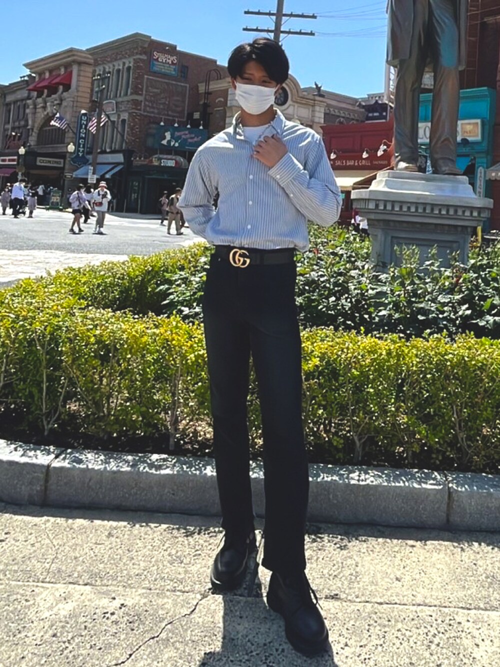 「カジュアルコーデ、フレアパンツ、ドクターマーチン、休日コーデ」｜「フレアパンツのアイテム（その他パンツ、ブラック系）」を使った、りょーやさん（メンズ・177cm）の春コーディネートの1枚目の写真