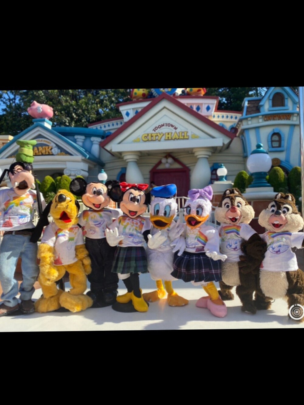 「レインボー、ディズニー、disney」｜「東京ディズニーランドのアイテム（Tシャツ/カットソー、ホワイト系）」を使った、waltkingdomさん（メンズ・100cm）の夏コーディネートの1枚目の写真