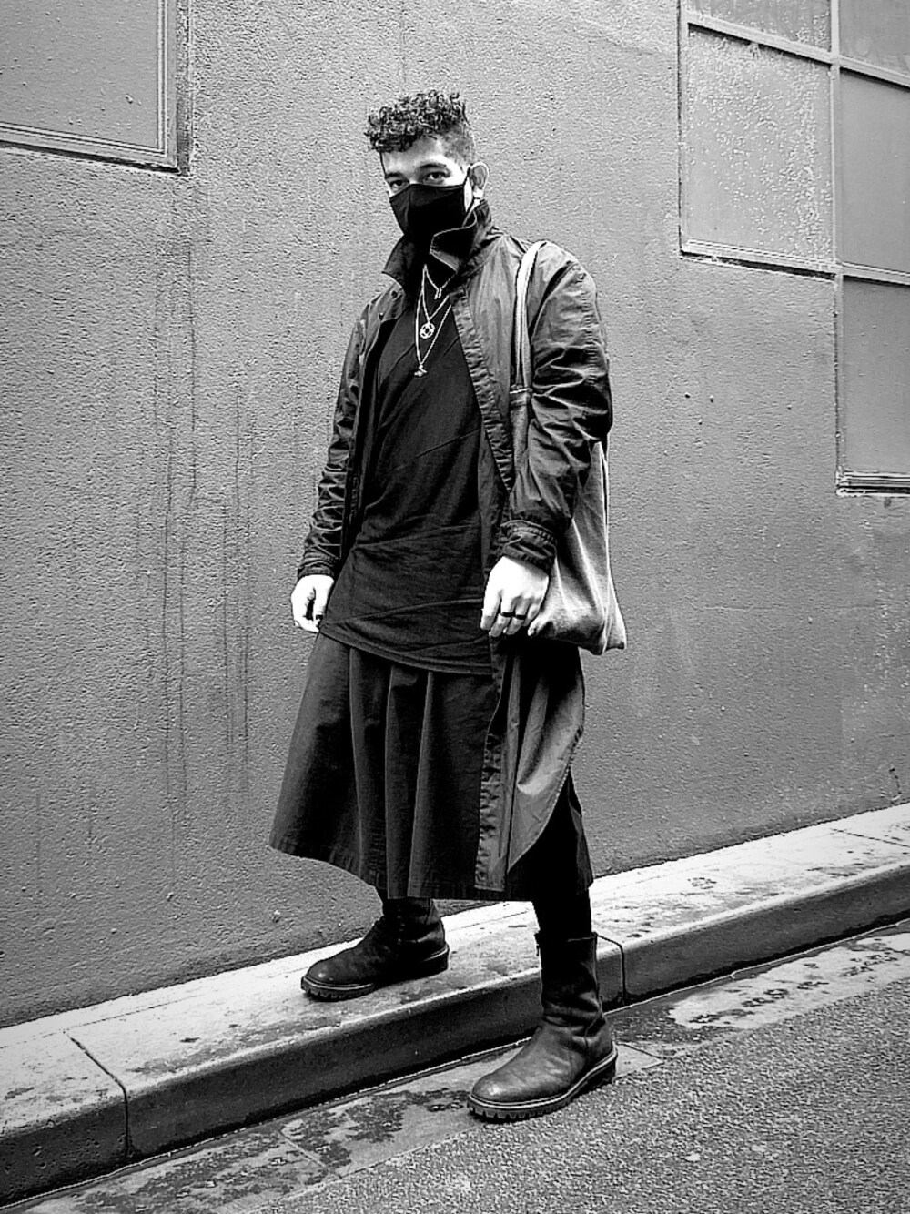 「モノクロ、モノトーン、黒、AVANTGARDE」｜「JULIUSのアイテム（トップス、ブラック系）」を使った、ハックさん（メンズ・170cm）の秋コーディネートの1枚目の写真