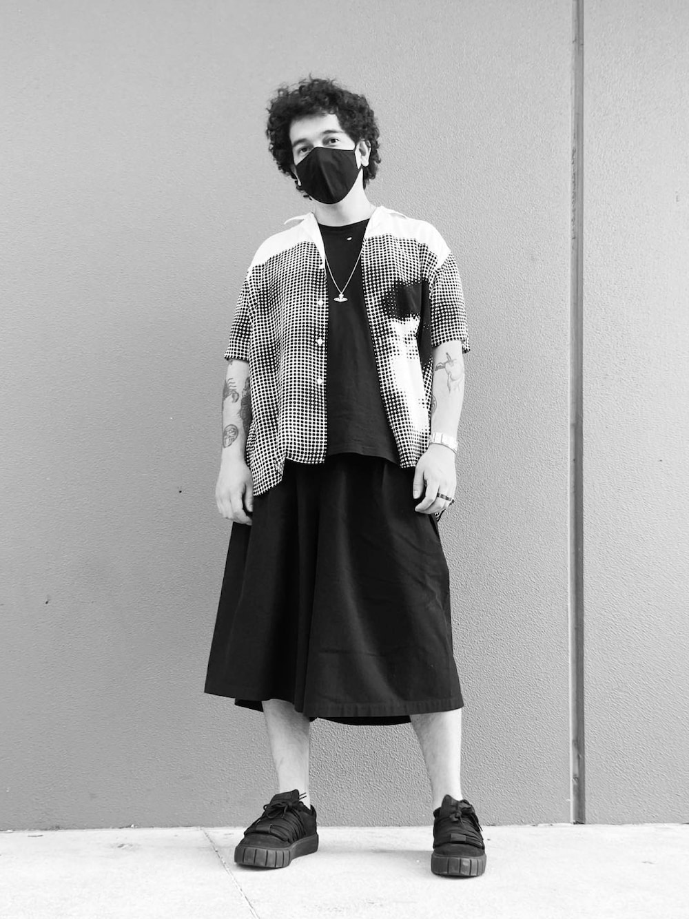 「モノトーンコーデ、モノトーン、モノクロ」｜「Nehanne MIHARAYASUHIROのアイテム（シャツ/ブラウス、ホワイト系）」を使った、ハックさん（メンズ・168cm）の秋コーディネートの1枚目の写真