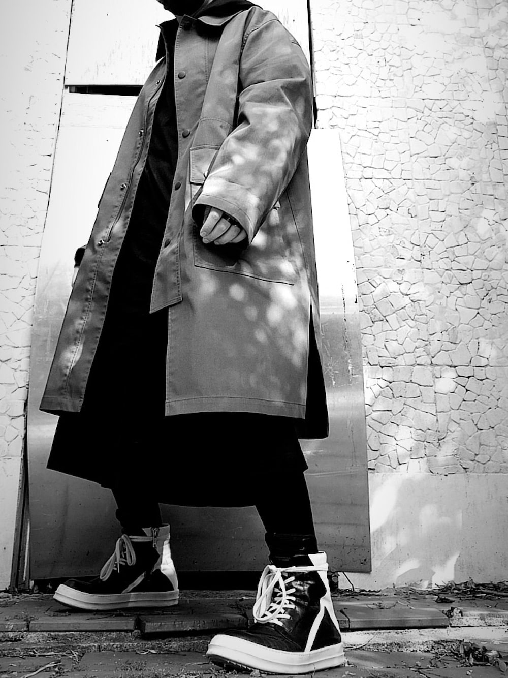 「ユリウス、モノクロ、モノトーン、UNIQLO、BLACKSCANDAL、RICKOWENS」｜「Rick OwensのRick Owens - レースアップ スニーカー - men - カーフレザー/レザー/rubber - 40（スニーカー、ブラック系）」を使った、ハックさん（メンズ・170cm）の秋コーディネートの1枚目の写真