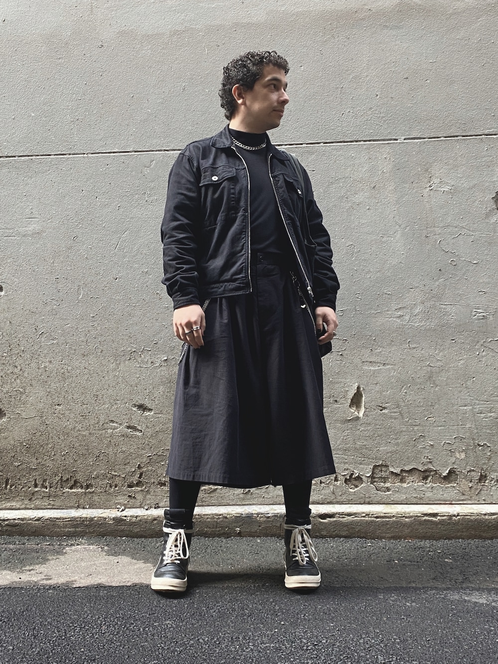 「monomania、monochrome、モノマニア、モノクロ」｜「Rick OwensのRick Owens - Geo Basket ハイカットスニーカー - women - レザー/rubber - 39（スニーカー、ブラック系）」を使った、ハックさん（メンズ・170cm）の夏コーディネートの1枚目の写真