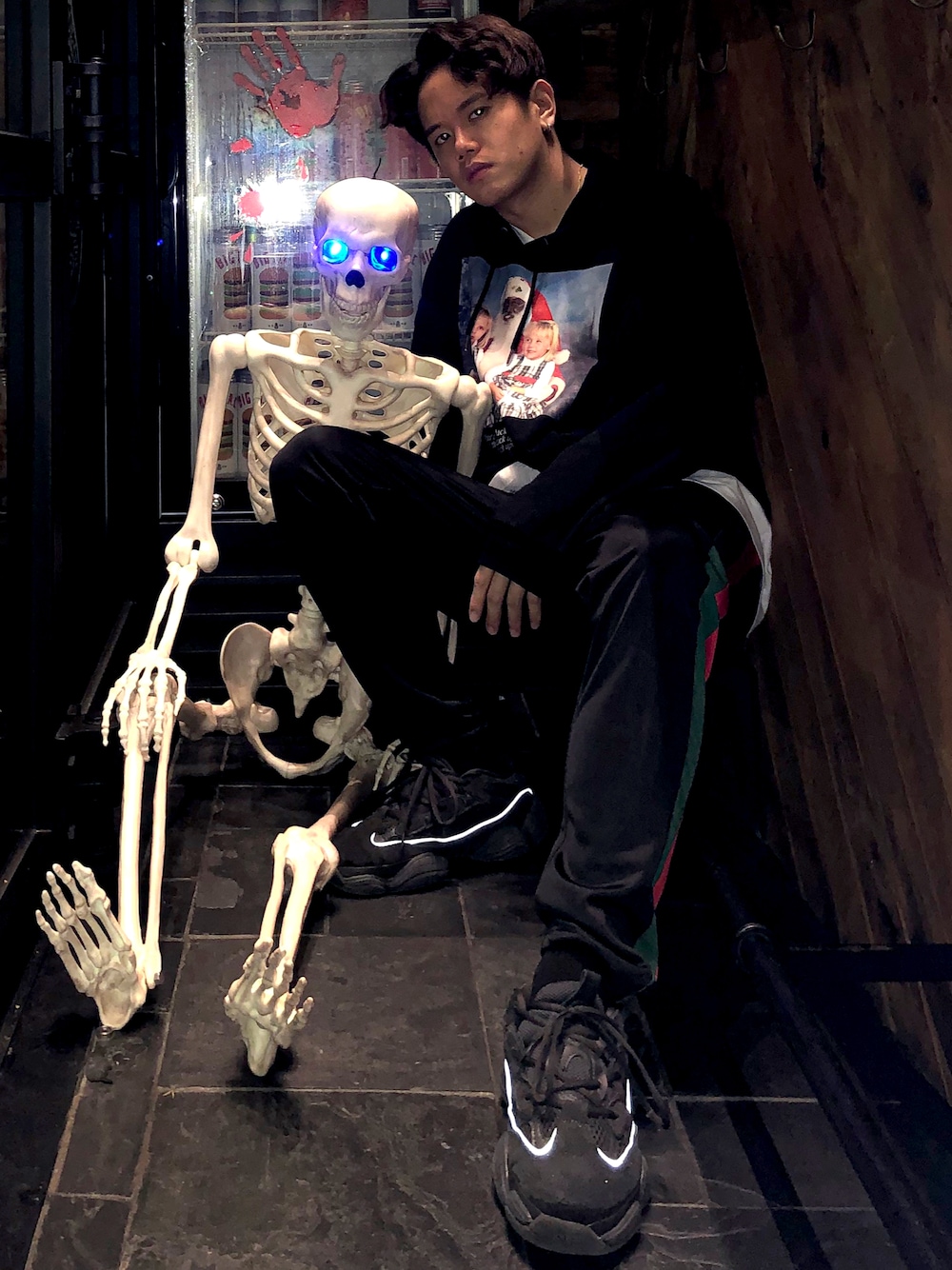 「yeezy、陷阱」｜「Endtrocityのアイテム（パーカー、ブラック系）」を使った、Paul Chenさん（メンズ・173cm）の夏コーディネートの1枚目の写真
