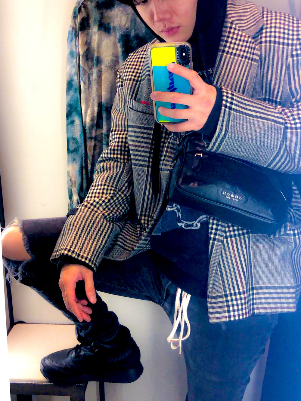 「街頭穿搭、high end fashion」｜「COACHのアイテム（ショルダーバッグ、ブラック系）」を使った、Paul Chenさん（メンズ・173cm）の夏コーディネートの1枚目の写真