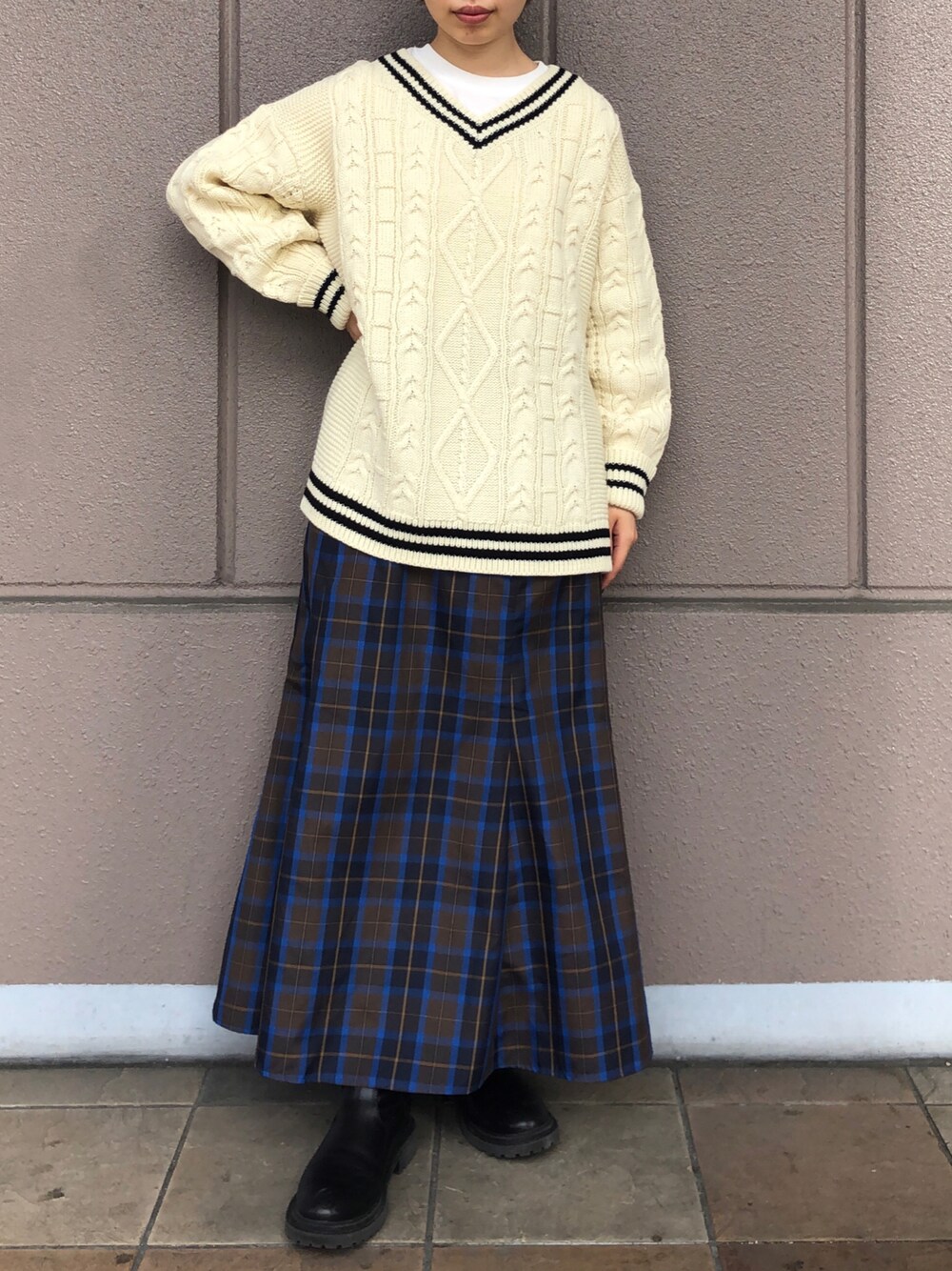 「ニット、ビッグシルエット、Tシャツ、Vネック、冬コーデ、レイヤードスタイル、Vネックニット、チルデンニット、ニットコーデ、ニット/セーター」｜「AMERICAN HOLICのVネックチルデンケーブルニットプルオーバー（ニット/セーター、ホワイト系）」を使った、板さん（レディース・156cm）の冬コーディネートの1枚目の写真