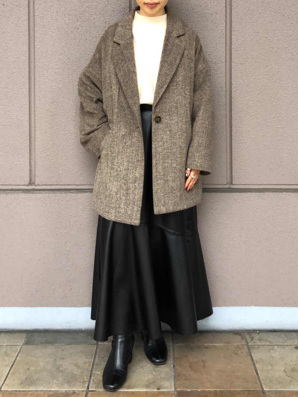 「ジャケット、レザー、ハイネック、レザースカート、へリンボーン、冬コーデ、ショートコート、ハイネックニット、マーメイドスカート、オトナ女子」｜「ELENCARE DUEの・ELENCARE DUE 合皮マーメイドスカート＊（スカート、ブラック系）」を使った、板さん（レディース・156cm）の冬コーディネートの1枚目の写真