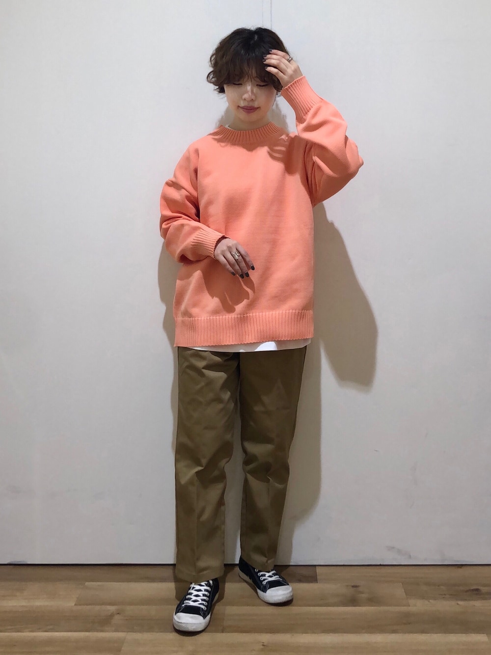 「ニット、レイヤード、ピンク、レイヤードスタイル、ピンクコーデ、ショートヘア、ピンクニット、グリーンパークス、Green Parks、レイヤードコーデ」｜「Green　Parksのかるくてゆったりニットプルオーバー＊（ニット/セーター、ピンク系）」を使った、板さん（レディース・156cm）の冬コーディネートの1枚目の写真