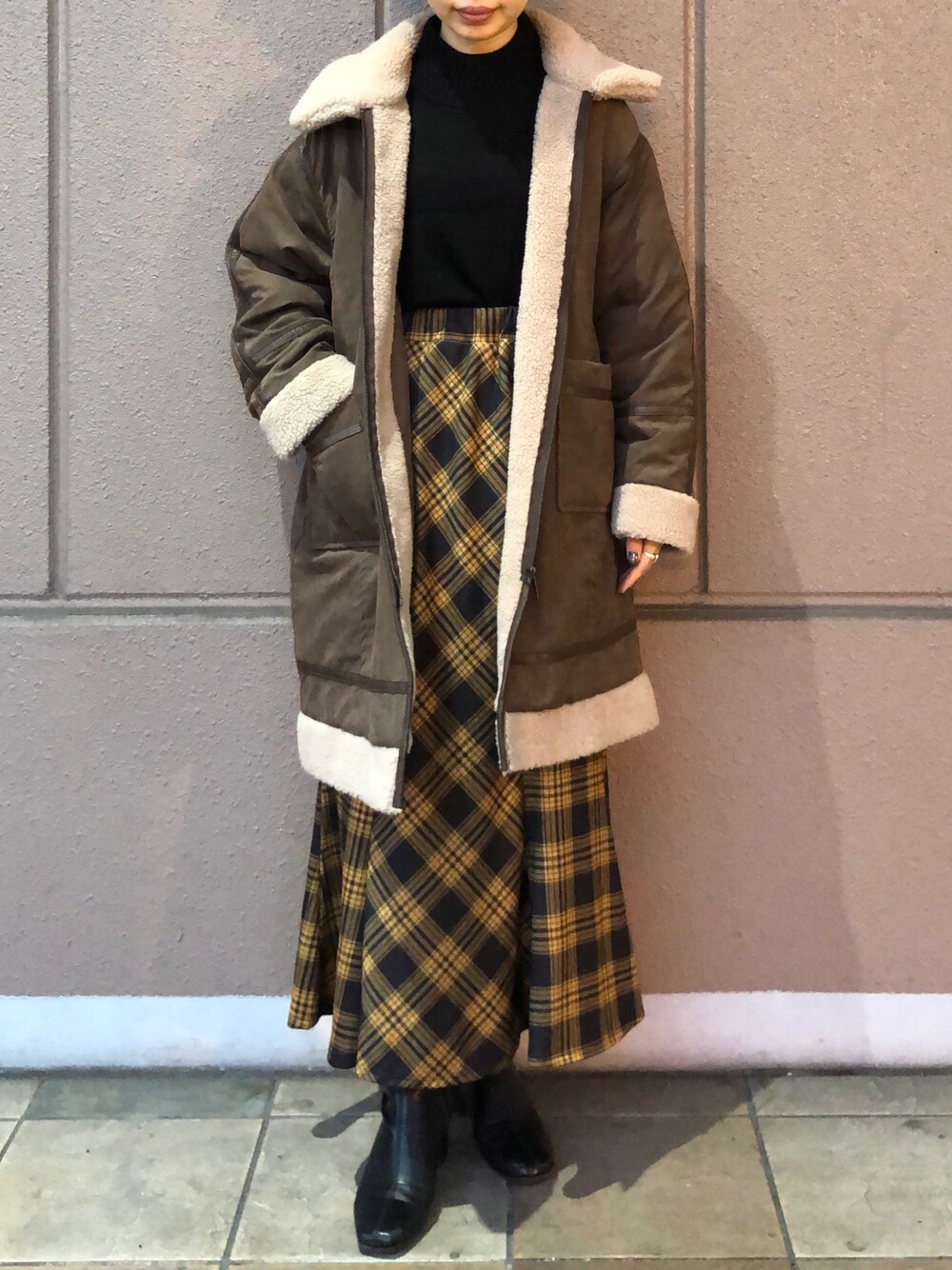 「ニット、ショート丈、冬コーデ、ブラウン、パイピング、マーメイドスカート、黒ニット、ショート丈トップス、パイピングコート、ボアコート」｜「Green　Parksの・novem9 チェックマーメイドスカート（スカート、イエロー系）」を使った、板さん（レディース・156cm）の冬コーディネートの1枚目の写真