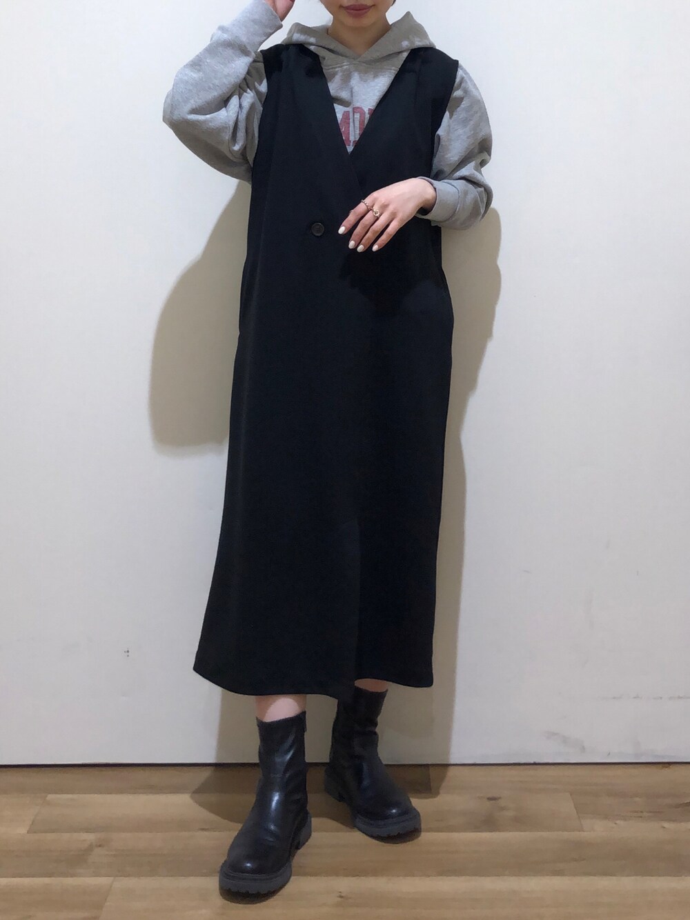 「ワンピース、パーカー、ジャンスカ、レイヤードスタイル、ジャンパースカート、ロゴパーカー、パーカーコーデ、パーカー グレー、グリーンパークス、Green Parks」｜「Green　Parksのロゴパーカー＊（パーカー、グレー系）」を使った、板さん（レディース・156cm）の冬コーディネートの1枚目の写真
