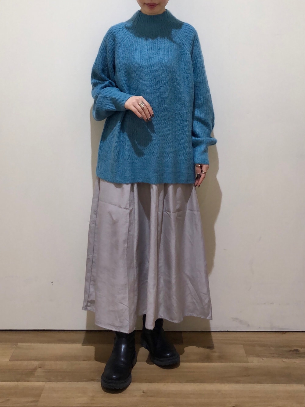 「ニット、スカート、ブーツ、グレー、スカートスタイル、ブルーニット、ショートヘア、グリーンパークス、Green Parks、スカートコーデ」｜「Green　Parksの毛ふきニットプルオーバー＊（ニット/セーター、ブルー系）」を使った、板さん（レディース・156cm）の冬コーディネートの1枚目の写真