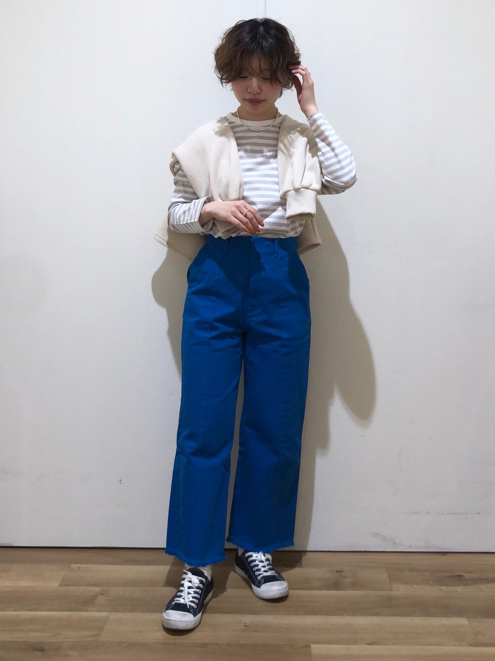 「ショートヘア、ボーダー、ボーダートップス、ボーダーTシャツ、カーディガン、カーディガン肩かけ、ブルー、ブルーコーデ、カラーパンツ、パンツスタイル、ツイルパンツ」｜「Green　ParksのクルーネックボーダーロンTEE＊（Tシャツ/カットソー、グレー系）」を使った、板さん（レディース・156cm）の冬コーディネートの1枚目の写真