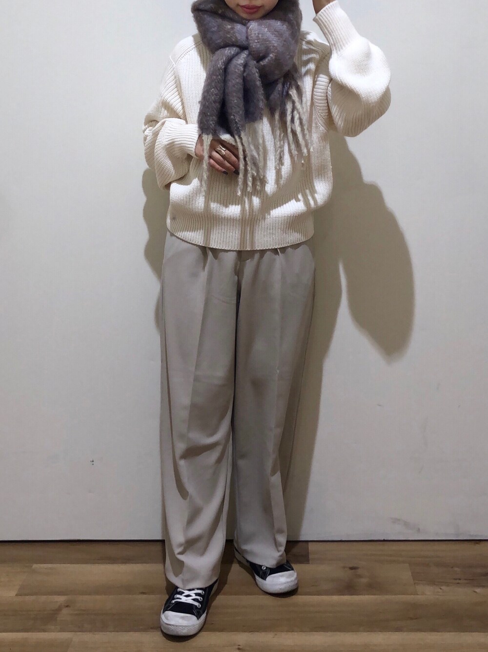 「マフラー、マフラーぐるぐる、パープル、ホワイトコーデ、ホワイトニット、ニット、ショート丈トップス、ショート丈、ベージュ、ベージュパンツ、Green Parks、グリーンパークス」｜「earth music&ecologyのハイウエストタックストレートパンツ＊（スラックス、ベージュ系）」を使った、板さん（レディース・156cm）の冬コーディネートの1枚目の写真
